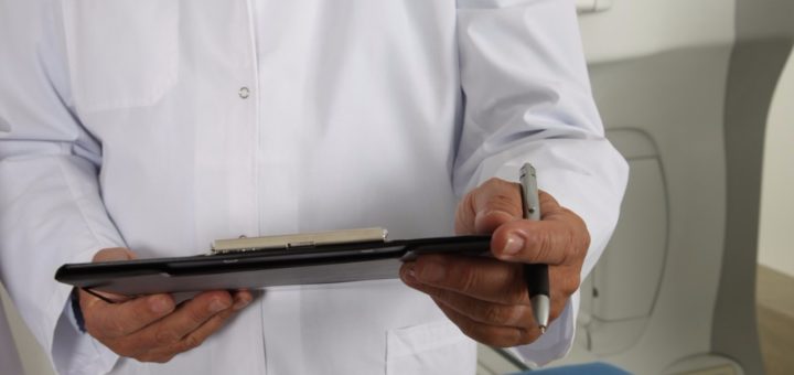 cuanto cobra un medico